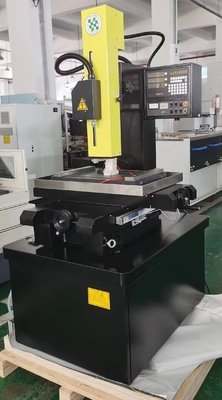 Perforazione per fori in metallo EDM 703c con servo azionamento a asse Z
