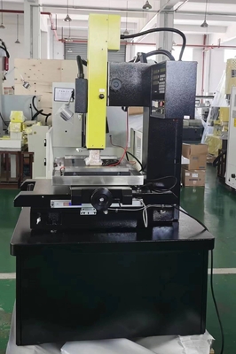 Perforazione per fori in metallo EDM 703c con servo azionamento a asse Z