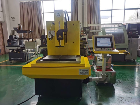 Macchina EDM per la perforazione di piccoli fori ad alta precisione Sjd704wxl 500X400 per esigenze personalizzate