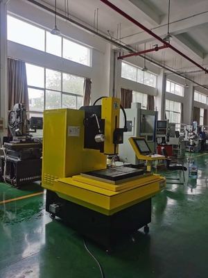 704C Macchina EDM per la trivellazione CNC a più assi di piccoli fori per applicazioni di trivellazione metallica