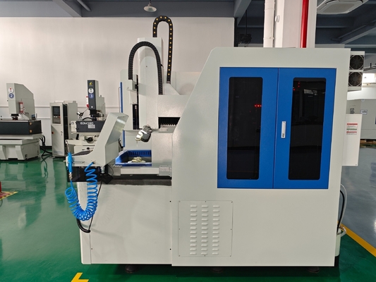 SJD706 Alta precisione a sei assi CNC EDM Piccola macchina di perforazione per fori di raffreddamento a pellicola per pale di turbina