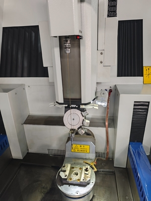 SJD706 Alta precisione a sei assi CNC EDM Piccola macchina di perforazione per fori di raffreddamento a pellicola per pale di turbina