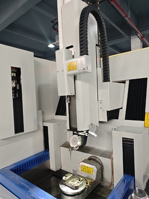 SJD706 Alta precisione a sei assi CNC EDM Piccola macchina di perforazione per fori di raffreddamento a pellicola per pale di turbina