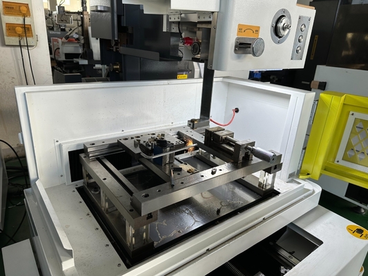 Macchina CNC per il taglio di filo a scintilla D320c con servomotore e scarica elettrica