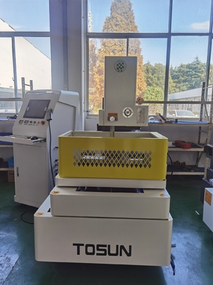 Macchina EDM ad alta velocità D400 per taglio di fili con taglio a tappeto all'interno di utensili CNC per taglio del metallo