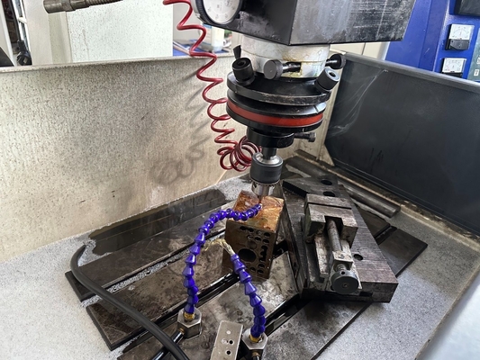 Discarica elettrica a scarico CNC a tre assi EDM300H con lavorazione a specchio