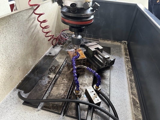 Discarica elettrica a scarico CNC a tre assi EDM300H con lavorazione a specchio