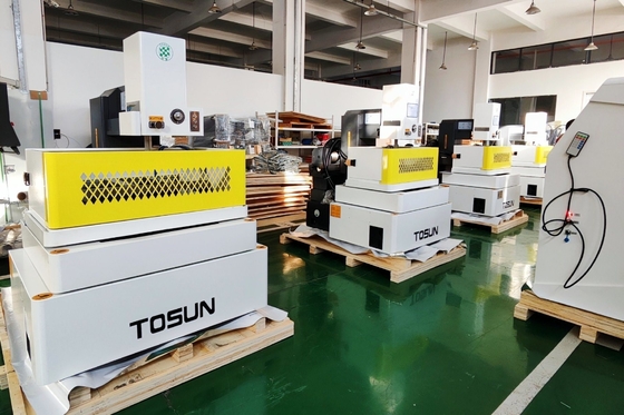 Macchine di fresatura verticale CNC automatiche Vmc650 con sistema di controllo Fanuc
