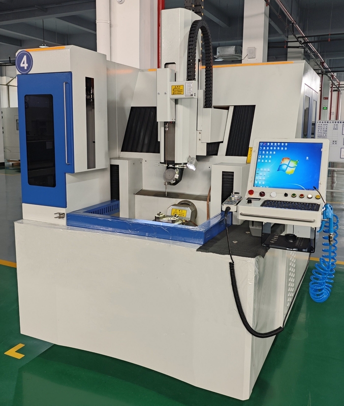 SJD706 Alta precisione a sei assi CNC EDM Piccola macchina di perforazione per fori di raffreddamento a pellicola per pale di turbina
